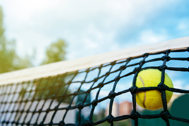 Close-up view of tennis ball in net - Foto, Imagem