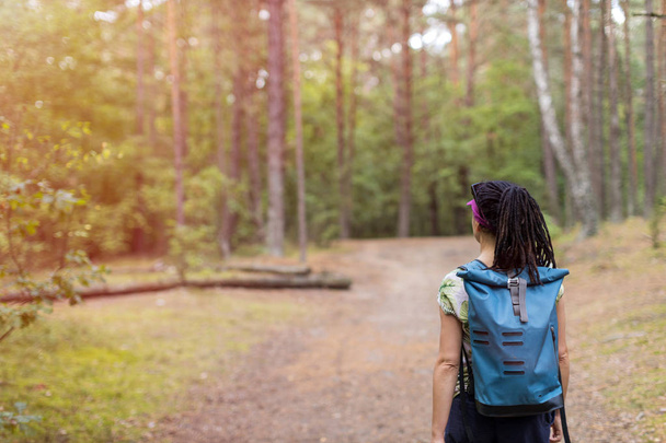 jovem mulher caminhando na floresta - Foto, Imagem