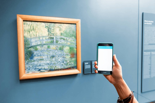 27 July 2019, Orsay museum, Paris, France: Smartphone Audioguide application of museum visitor can recognize painting and artist - Foto, Imagem