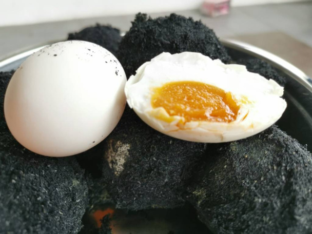 попіл або вугілля солоні качині яйця
 - Фото, зображення