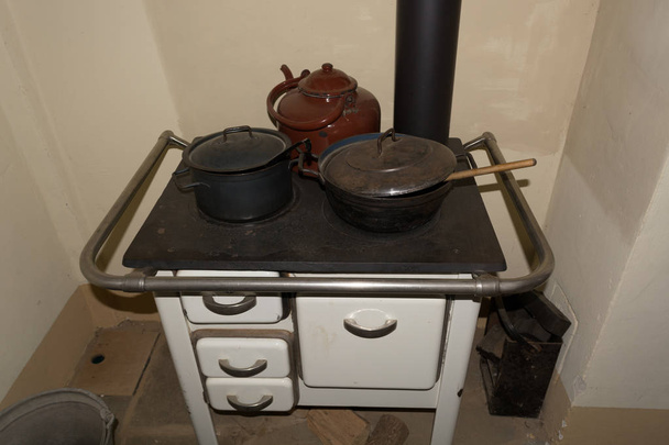 Fogão de cozinha antiquado
 - Foto, Imagem