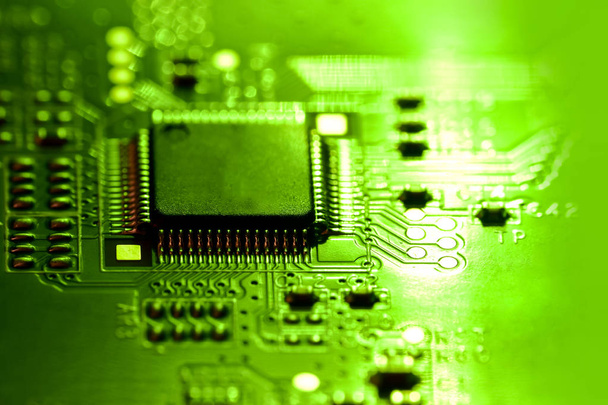 Foco seletivo, close-up de circuito eletrônico integrado em uma luz verde brilhante
 - Foto, Imagem