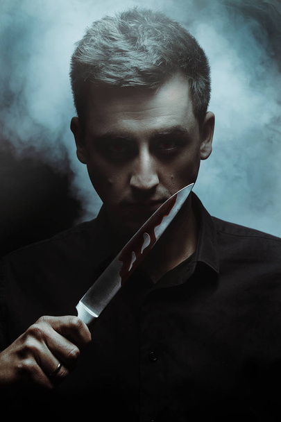 portrait of man holding bloody knife - Foto, Imagem