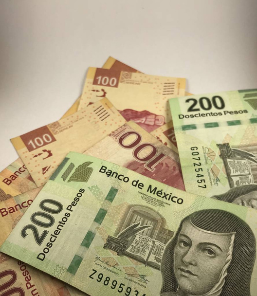 Mexikói peso fehér alapon izolált váltók - Fotó, kép