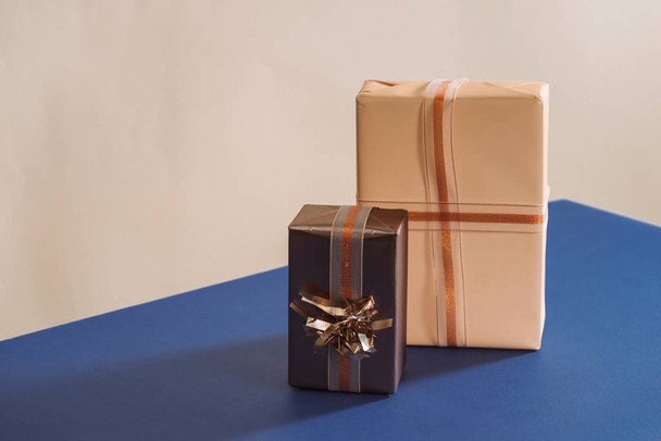 Dos cajas de regalos con cintas sobre fondo azul
 - Foto, imagen