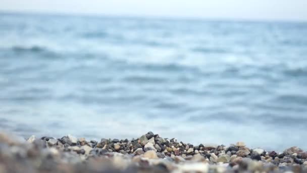 Δύο γυναίκες έχουν βάλει κάτω φρέσκα κοκτέιλ καρπούζι από τη μαρμάρινη παραλία - Πλάνα, βίντεο