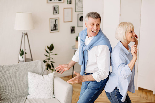 Couple mature ludique dansant danse active à la maison
 - Photo, image