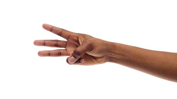 Main féminine noire montrant trois doigts, en comptant sur fond blanc
 - Photo, image