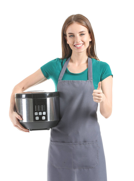 Femme avec cuisinière moderne multi montrant pouce vers le haut sur fond blanc
 - Photo, image