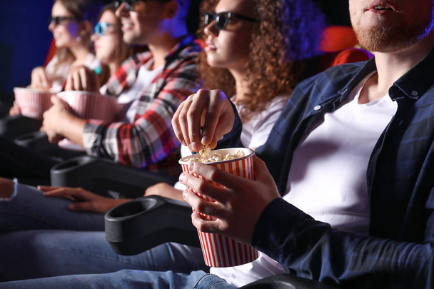 Przyjaciele z popcorn oglądania filmu w kinie - Zdjęcie, obraz