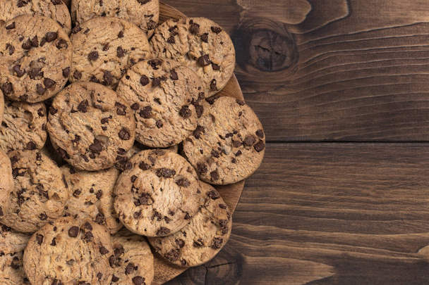 Виберіть чіп печиво на дерев'яному фоні з простором для копіювання. Вид зверху. Плоский прошарок
 - Фото, зображення