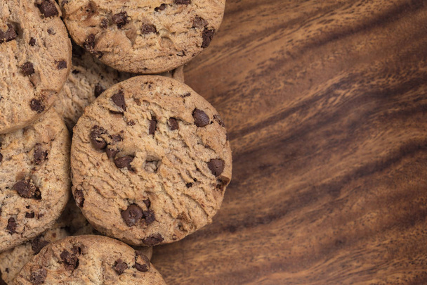 Виберіть чіп печиво на дерев'яному фоні з простором для копіювання. Вид зверху. Плоский прошарок
 - Фото, зображення