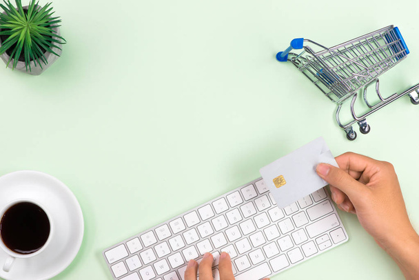 Shopping cart, keyboard, bank card and dessert top view copyspace - 写真・画像