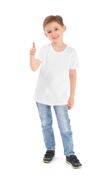 Pequeño niño con elegante camiseta que muestra el pulgar hacia arriba sobre fondo blanco
 - Foto, imagen
