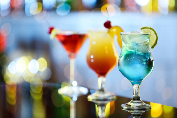 Baaritiskillä olevat tuoreiden alkoholijuomien lasit
 - Valokuva, kuva