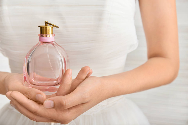 Красива молода наречена з пляшкою парфумів вдома, крупним планом
 - Фото, зображення