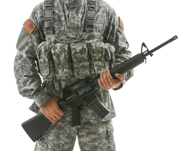 Soldat mit Sturmgewehr auf weißem Hintergrund - Foto, Bild