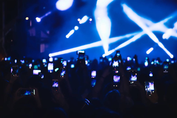 ludzi fotografowanie z inteligentny telefon dotykowy podczas muzyki  - Zdjęcie, obraz