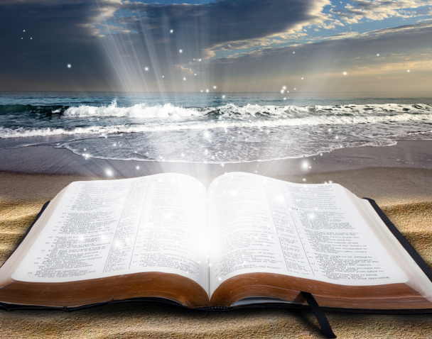 Αγία Γραφή στην παραλία - Φωτογραφία, εικόνα
