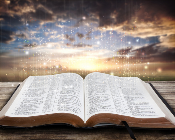 Bíblia brilhante ao pôr-do-sol
 - Foto, Imagem