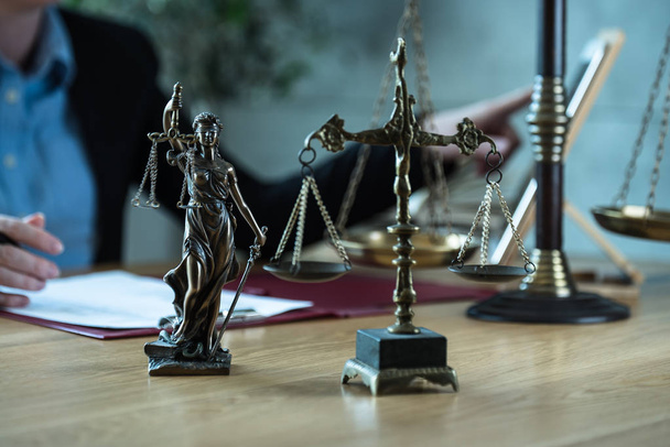 Судья, работающий за столом с символами закона и справедливости
 - Фото, изображение