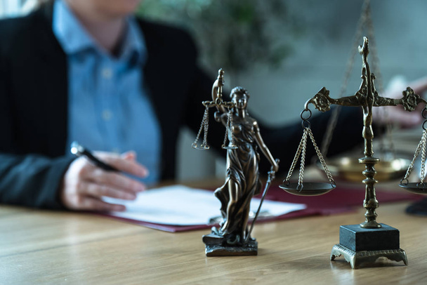 Δικαστής που εργάζεται στο τραπέζι με σύμβολα δικαίου και δικαιοσύνης - Φωτογραφία, εικόνα