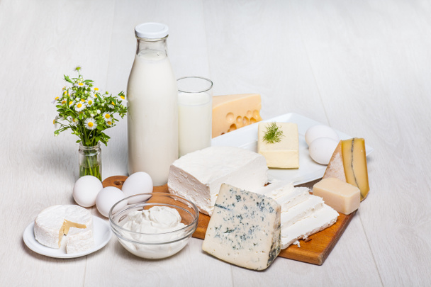 melk en levensmiddelen op houten achtergrond - Foto, afbeelding