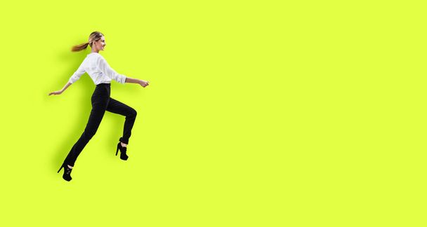 Šťastná mladá žena ve formálním oblečení jumping. - Fotografie, Obrázek