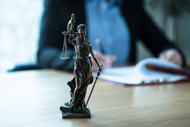 Juez trabajando en la mesa con símbolos de la ley y la justicia
 - Foto, Imagen
