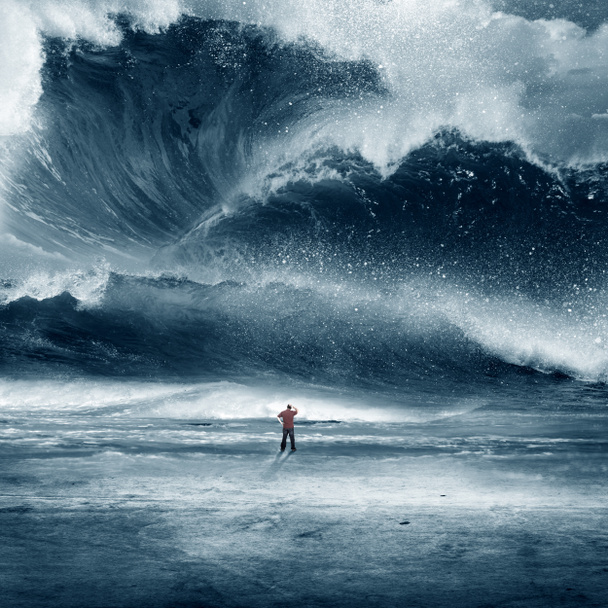obrovská přílivová vlna s mužem - Fotografie, Obrázek