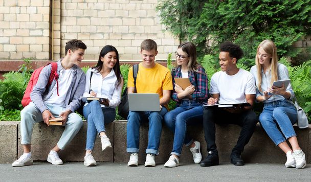 Adolescentes felices preparándose para los exámenes en el campus universitario
 - Foto, imagen