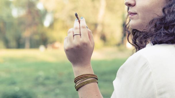 Der Jugendliche raucht im Freien medizinischen Marihuana-Joint. das y - Foto, Bild