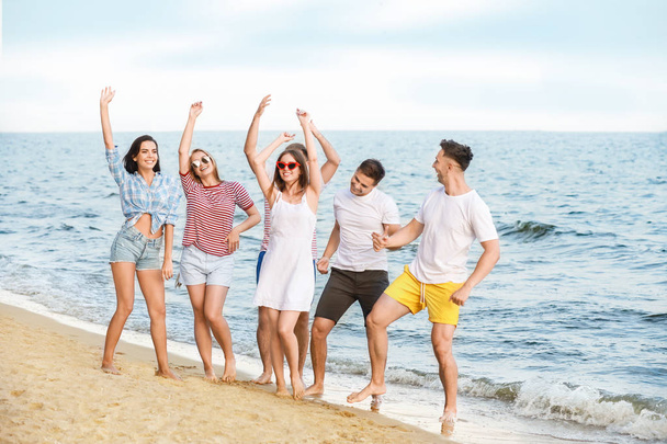 glückliche Freunde am Strand des Resorts - Foto, Bild