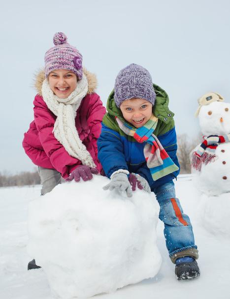 Kids make a snowman - Foto, imagen