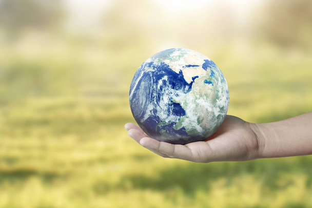 Globo, tierra en mano, sosteniendo nuestro planeta brillando. Imagen de la Tierra pr
 - Foto, imagen