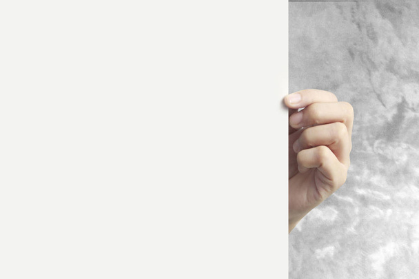Mão segurando papel virtual com o seu
 - Foto, Imagem