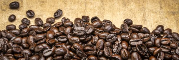 темні французького обсмаження кавових зерен - Фото, зображення