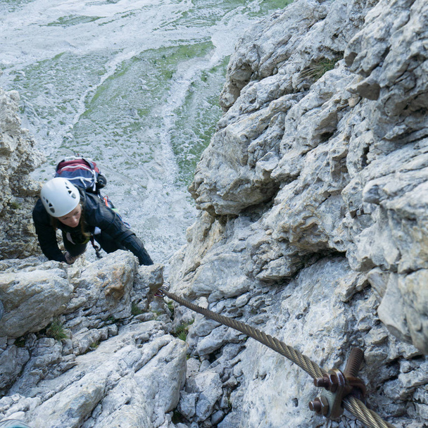  ελκυστικό θηλυκό ορειβάτη στους Δολομίτες σε μια Via FE - Φωτογραφία, εικόνα