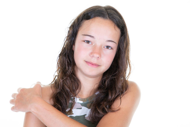 Menina adolescente bonita com morena cabelo longo encaracolado em fundo branco
 - Foto, Imagem