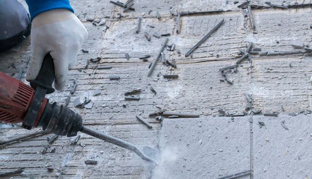 trabajador de la construcción utilizando un martillo de demolición de mano y la pared
  - Foto, imagen