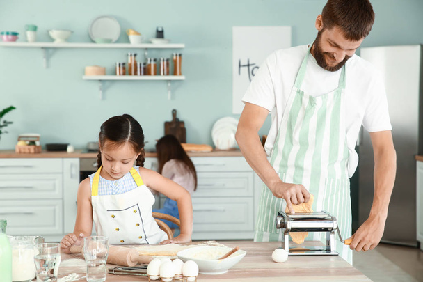 Padre con figlioletta che cucina insieme in cucina
 - Foto, immagini