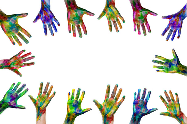 βαμμένα χέρια ζωγραφισμένες με υδατιστά χρώματα απομονωμένα σε λευκό φόντο. έτοιμο για το λογότυπο, το κείμενο ή τα σύμβολα. Η έννοια της πολυμορφίας, της συνάντησης και της κοινωνικοποίησης. - Φωτογραφία, εικόνα