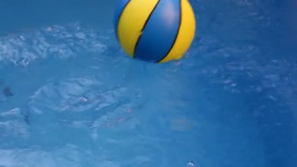 Ein aufblasbarer Ball gleitet schwimmend in einem Pool - Filmmaterial, Video
