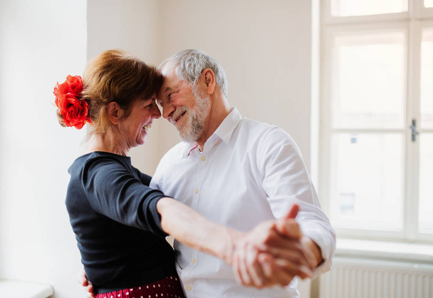 Seniorenpaar besucht Tanzkurs im Gemeindezentrum. - Foto, Bild