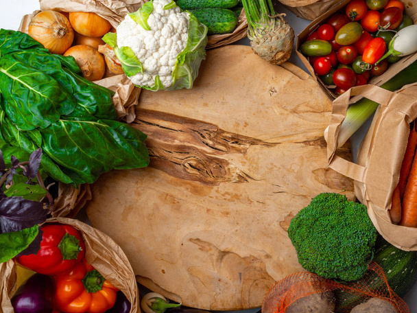Zrównoważona koncepcja żywienia dla czystego jedzenia alkalicznej diety. Asortyment zdrowych składników żywności, bogate w błonnik, przeciwutleniacze, do gotowania na drewnianym stole. Widok z góry - Zdjęcie, obraz