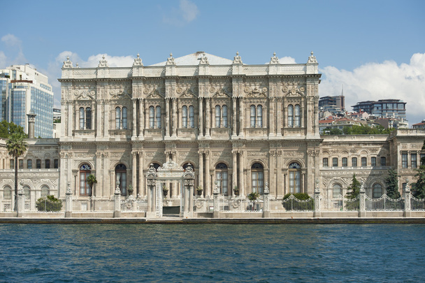 Gran palacio en un río
 - Foto, Imagen