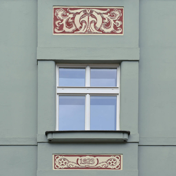 Eski bir binanın penceresi. Eski Prag, 2019.  - Fotoğraf, Görsel