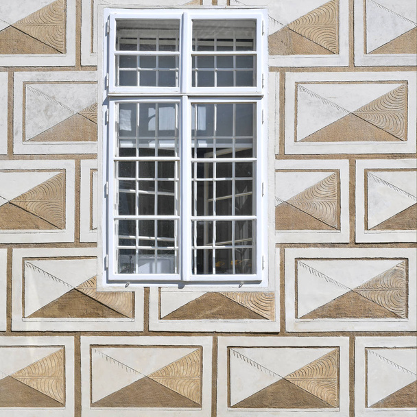 Okno z kratą starożytnego budynku. Stara Praga, 2019.  - Zdjęcie, obraz