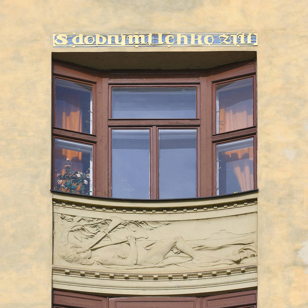 Janela de um edifício antigo. Praga velha, 2019
.  - Foto, Imagem