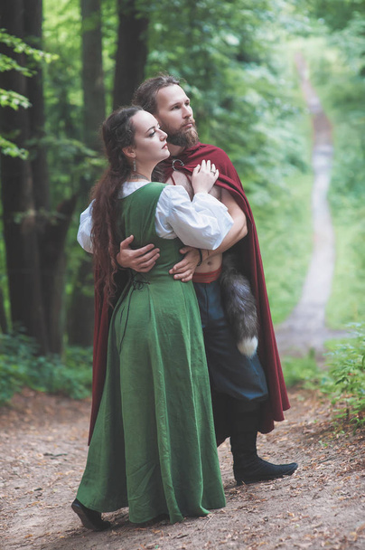 Bravo guerreiro Viking homem com bela mulher medieval ao ar livre
 - Foto, Imagem